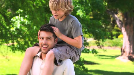 niño en los hombros de su padre