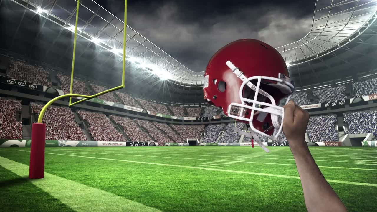 Giocatore di football americano che alza il casco