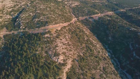 Toma-Aérea-Panorámica-De-La-Montaña-Ymittos-Junto-A-Atenas,-Grecia-Durante-La-Hora-Dorada-Parte-2