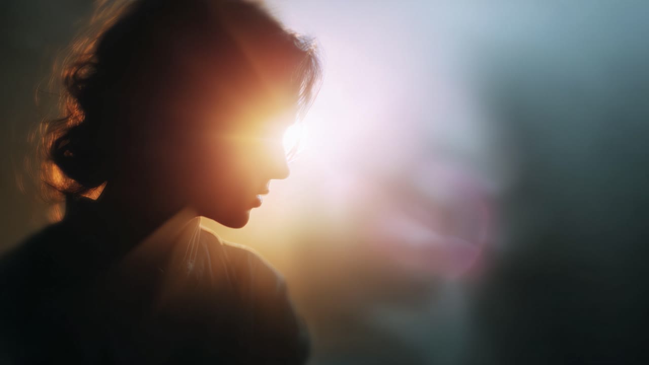 Eine Silhouette einer Frau, die in ätherisches Licht getaucht ist, mit einem sanften Schein, die die Feinheiten von Emotion und Schönheit in einer traumhaften Atmosphäre einfängt