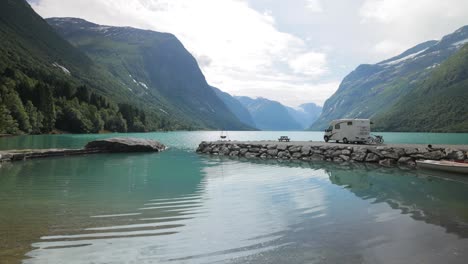 viajes de vacaciones en familia rv, viaje de vacaciones en autocaravana. hermosa naturaleza paisaje natural de noruega.