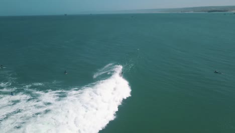 Extremer-Männlicher-Surfer,-Der-Am-Schönen-Sommerstrand-Von-Lobitos,-Peru-In-Südamerika,-In-Schäumende-Wellen-Stürzt