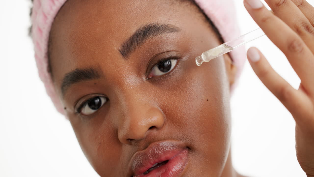 mujer aplicando suero a la cara