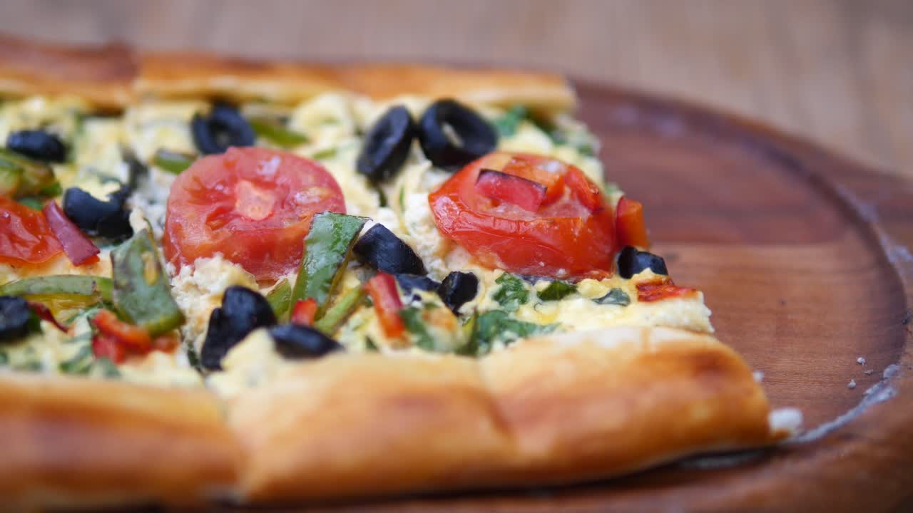 치즈, 토마토, 올리브, 초록 고추 를 넣은 터키 피자