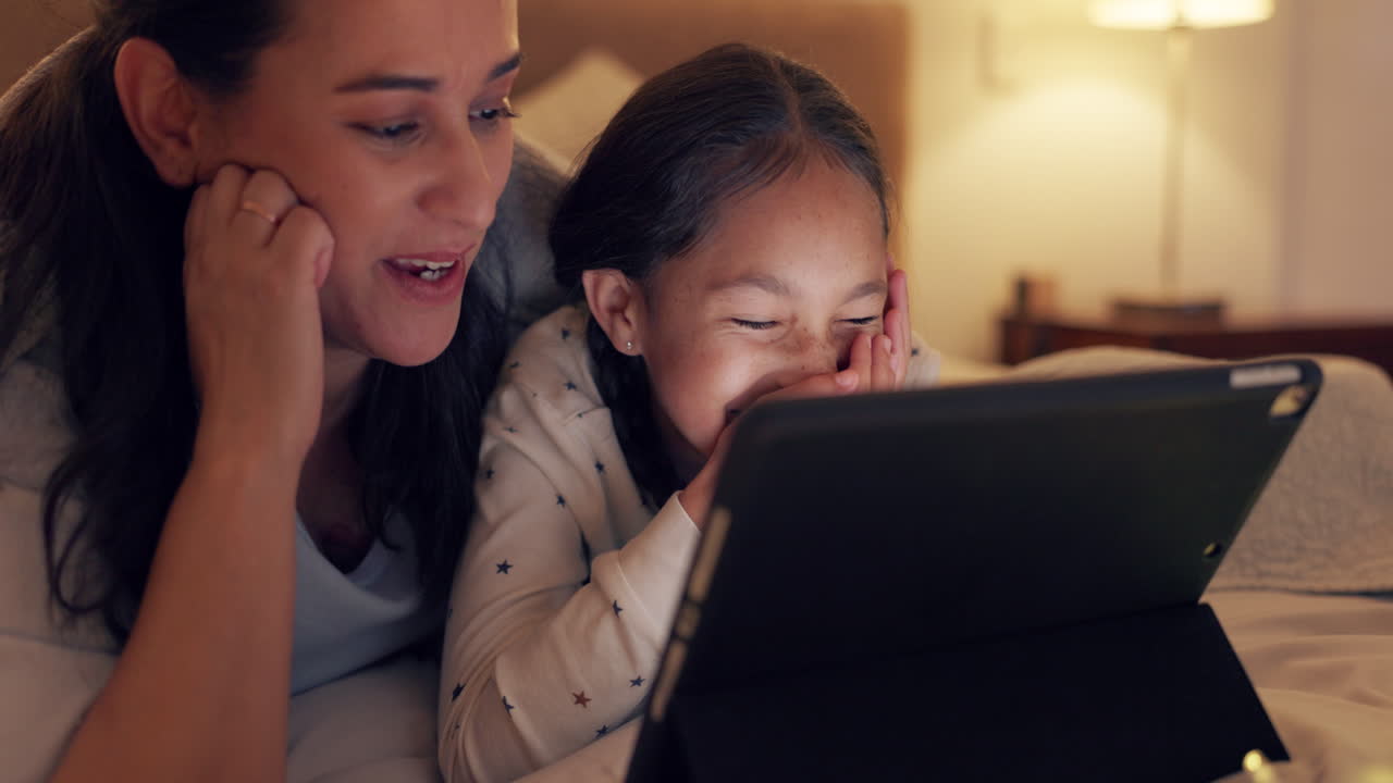 태블릿, 영화를 위해 침대에서 어머니와 아이