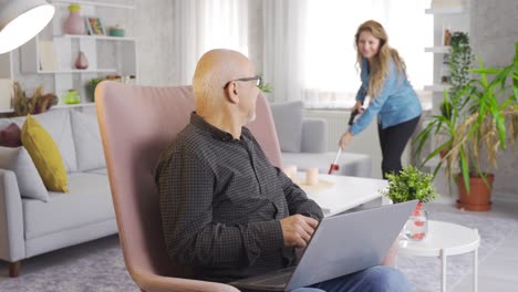 pareja madura en el sofá en casa usando la computadora, la vida diaria.