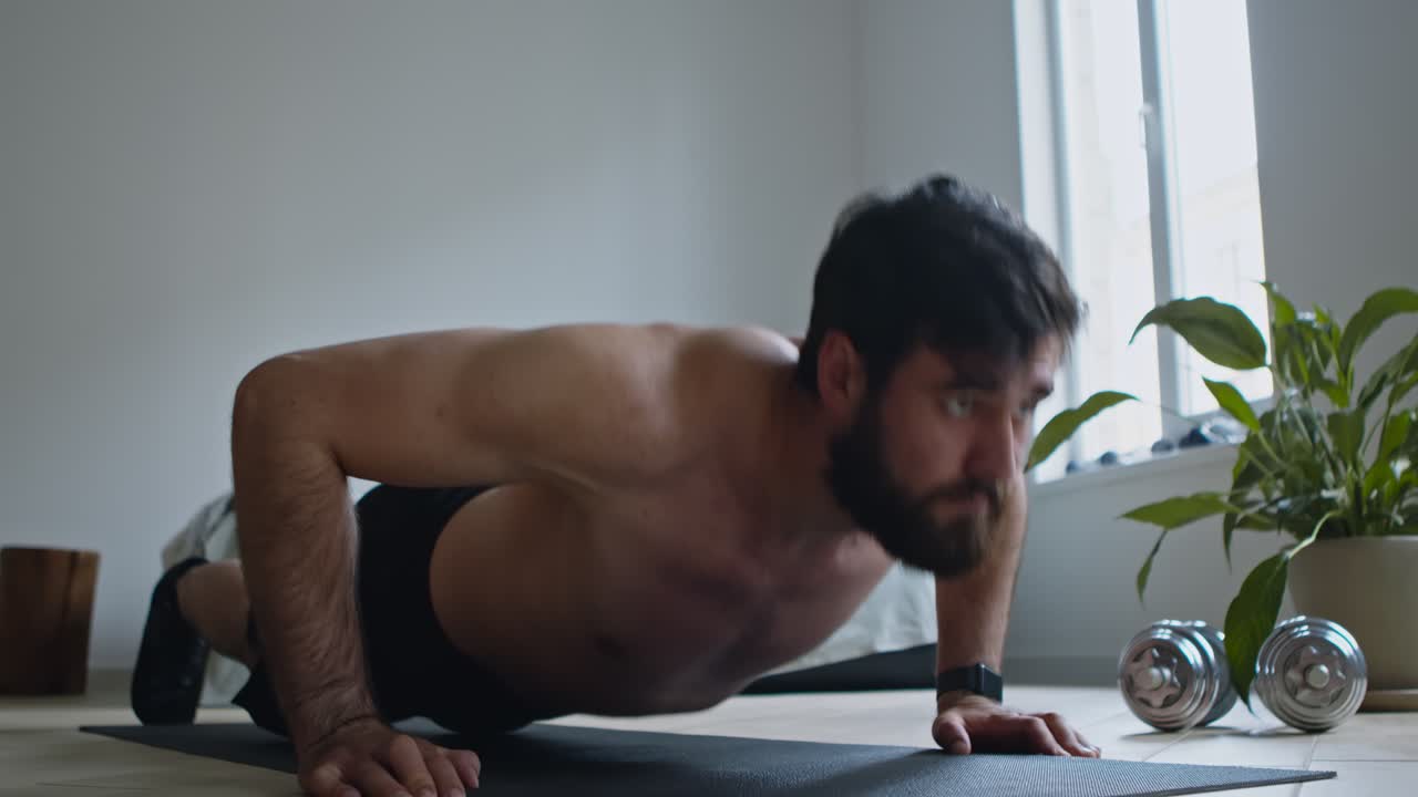 hombre haciendo flexiones en casa