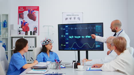 investigador médico que utiliza alta tecnología para analizar los impulsos cerebrales