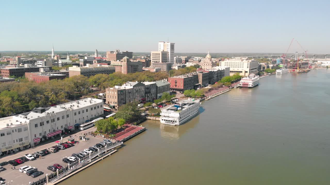 주차된 차량과 건물이 늘어선 유서 깊은 사바나 수변의 공중 전망