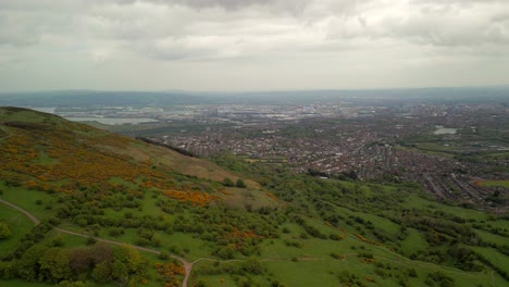fotografía aérea de cavehill, belfast en un día de primavera