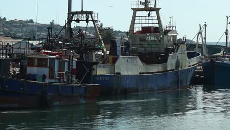 barco pesquero atracado en un puerto tranquilo
