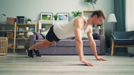 hombre haciendo flexiones en casa