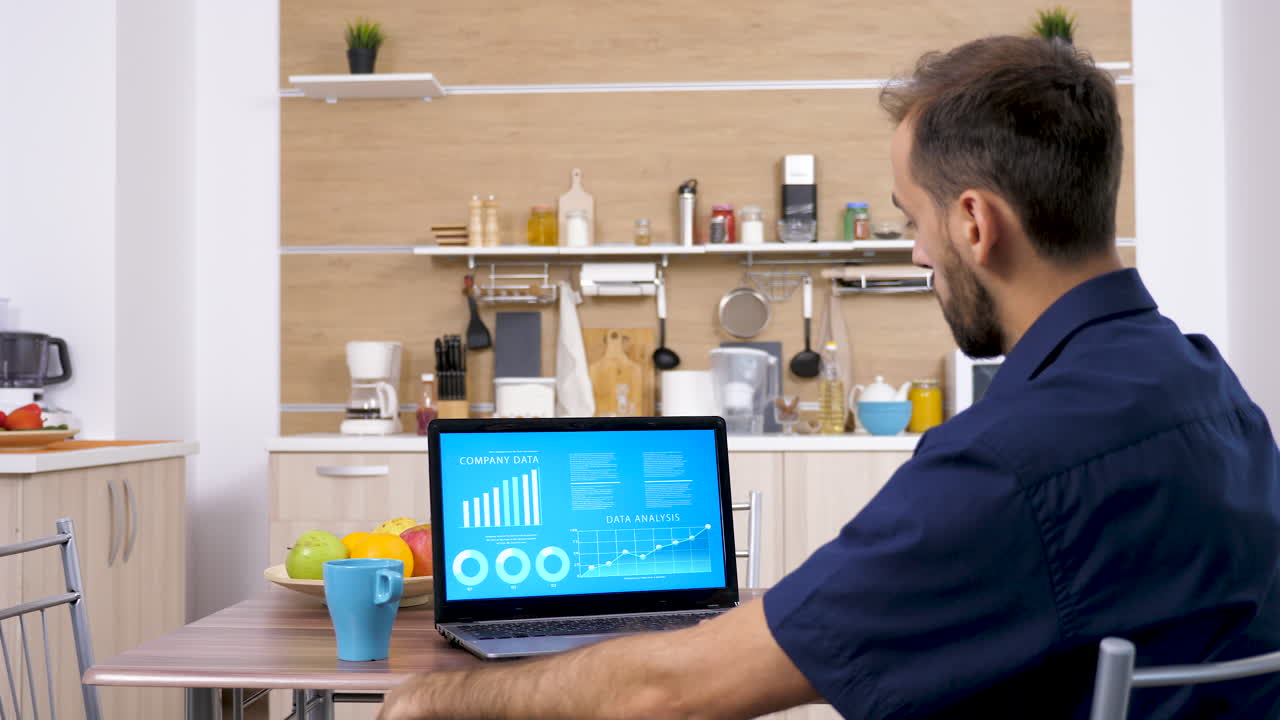 hombre trabajando en una computadora portátil en casa