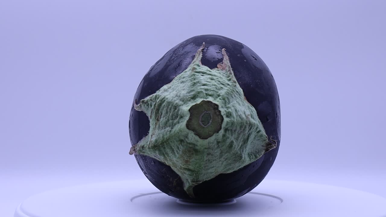 Свежие баклажаны, изолированные на белом фоне