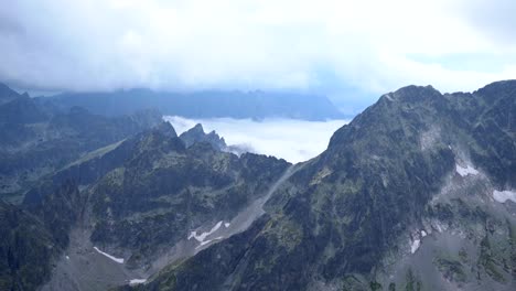 Vista-De-Las-Pintorescas-Montañas-Altas-De-Tatra-Desde-El-Pico-De-Lomnica,-Eslovaquia