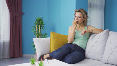 la mujer se está tirando de las cutículas.