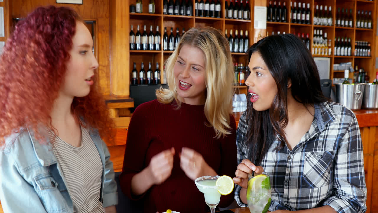 4k 음료를 마시면서 상호 작용하는 여성 친구들