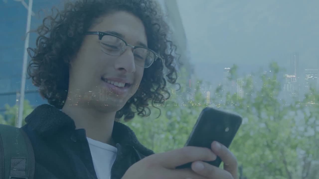 composición digital de un hombre caucásico sonriendo mientras usa un teléfono inteligente contra el paisaje urbano