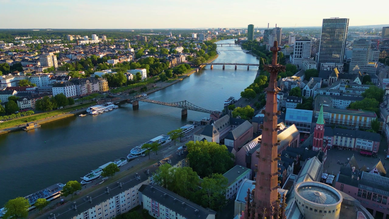 Video 4K drone dari Katedral Kaiserdom St. Bartholomäus bergaya Gothik di dekat Alun-Alun Pasar Römerberg di Sungai Main di Pusat Kota Frankfurt, Jerman