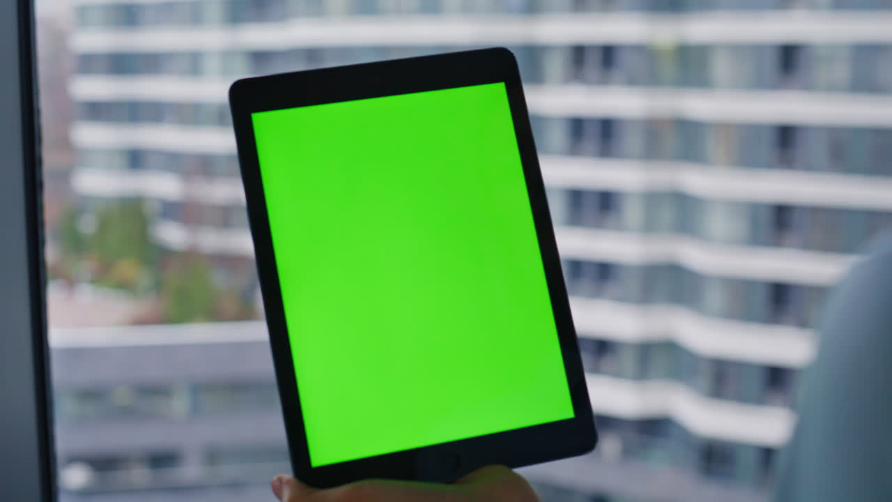 mujer usando una tableta con pantalla verde