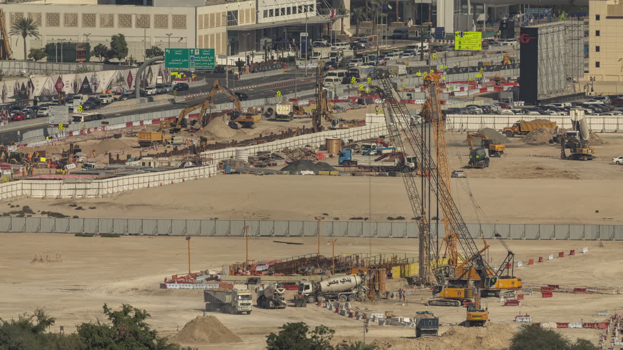 Timelapse de una gran obra de construcción con maquinaria pesada en la ciudad