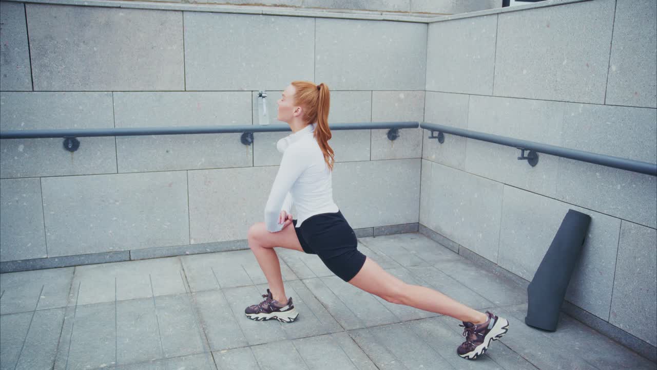 야외에서 스트레칭하는 여자