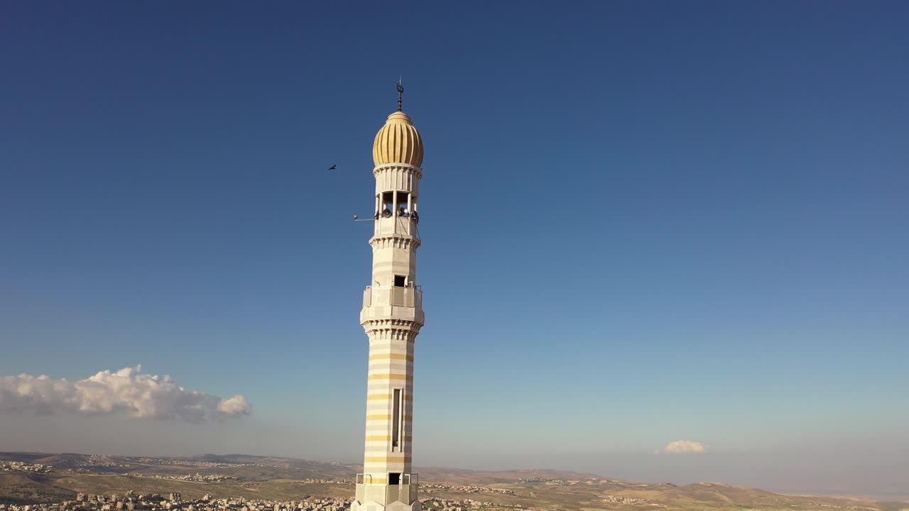 torre de la mezquita en el campamento de refugiados de anata, jerusalén, vista aérea