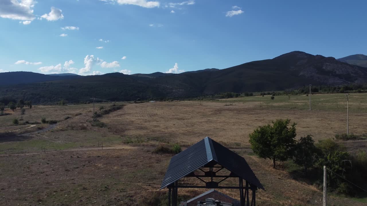 torre de mina antigua y edificios de una mina de carbón subterránea llamada pozo viejo en fabero vista aérea-1