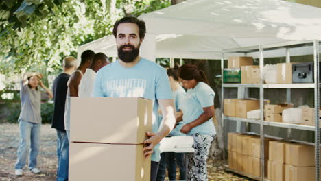 Voluntarios-Compasivos-En-La-Colecta-De-Alimentos