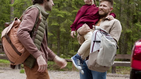 familia preparándose para viajar en coche grande