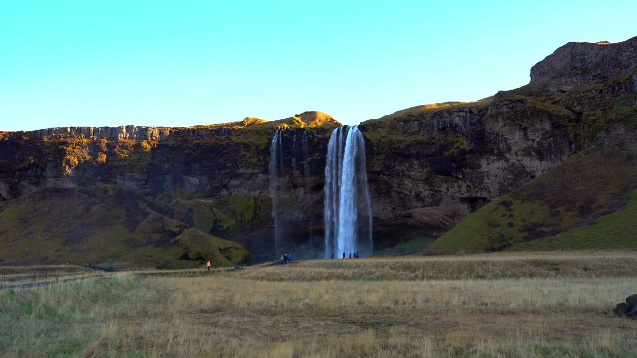 foto panorámica de la mano del majestuoso seljalandsfoss al atardecer en el sur de islandia