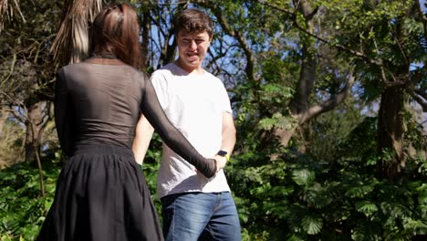 una pareja caminando en un parque.