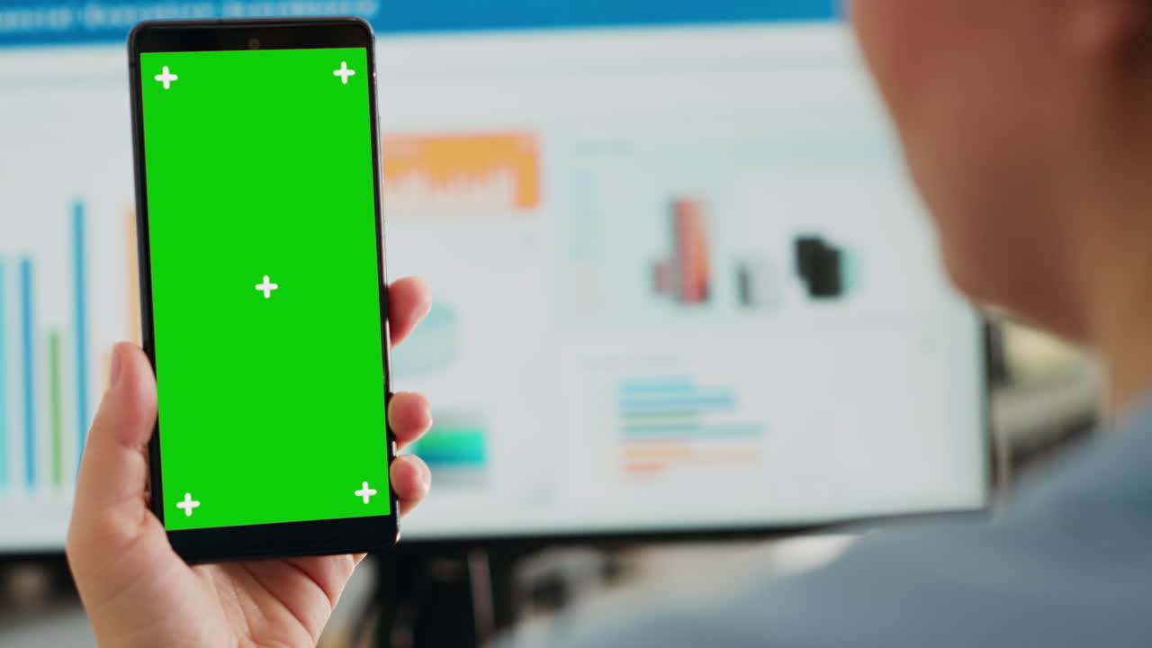 persona de negocios tiene un dispositivo de pantalla verde