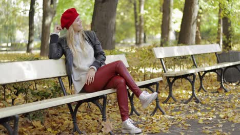 Frau-In-Lederjacke-Sitzt-Auf-Bank