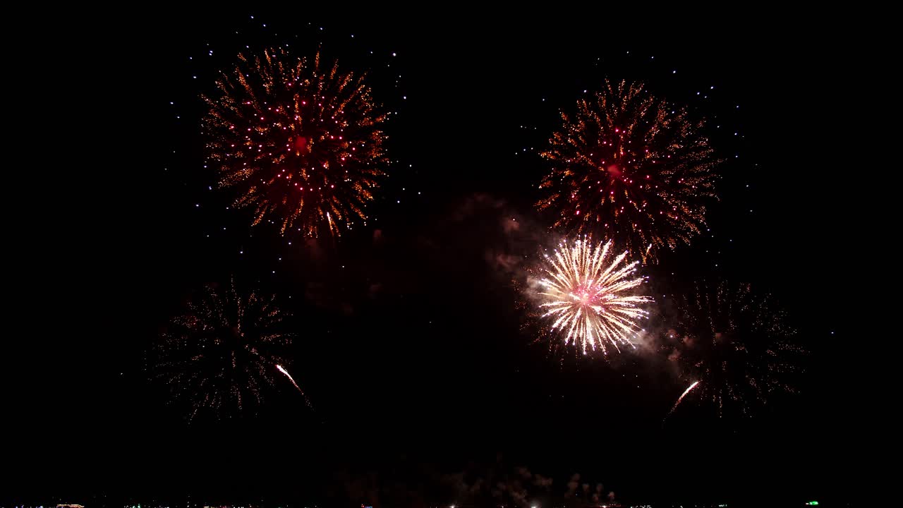 gran celebración de fuegos artificiales reales y colorida víspera de año nuevo