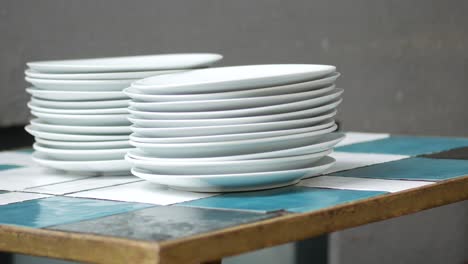 placas blancas apiladas en una mesa