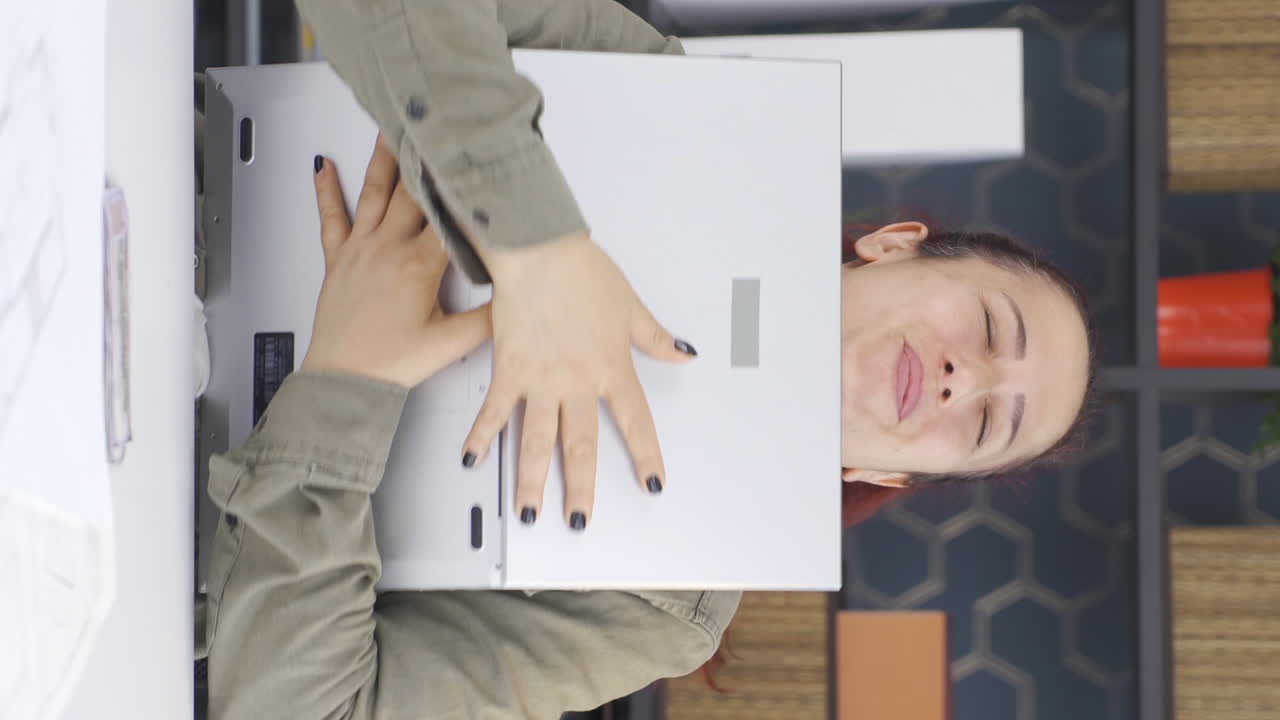 вертикальное видео счастливой и веселой деловой женщины, испытывающей радость.