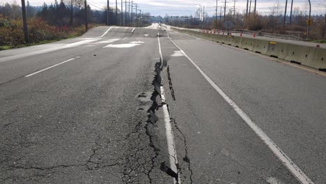 Asfalto-Agrietado-En-La-Autopista-11-Después-De-Inundaciones-Históricas-En-Canadá,-Tiro-Delantero-De-Dolly