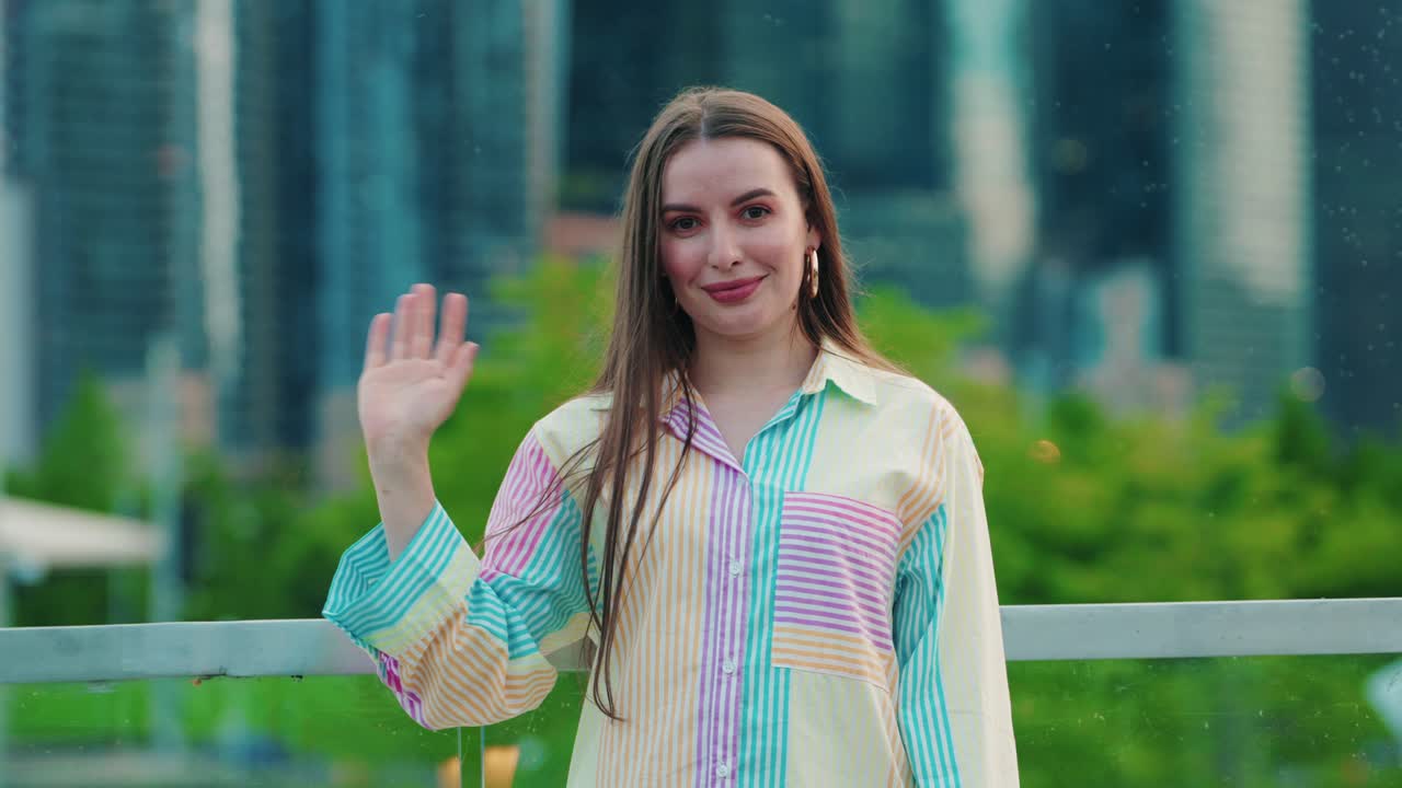 chica bonita en chicago estados unidos agitando la mano como una despedida, la hermosa chica dice adiós y expresa emociones