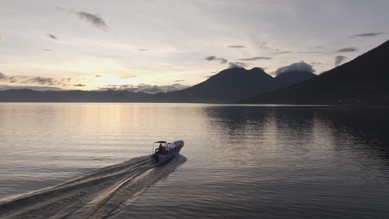Vista aerea di un'alba storica sul Lago Atitlán, Guatemala, che mostra il patrimonio culturale del Guatemala.
