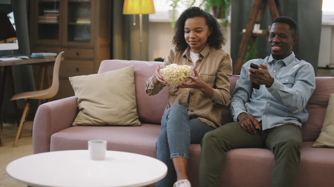 Afropar nyder at se tv derhjemme