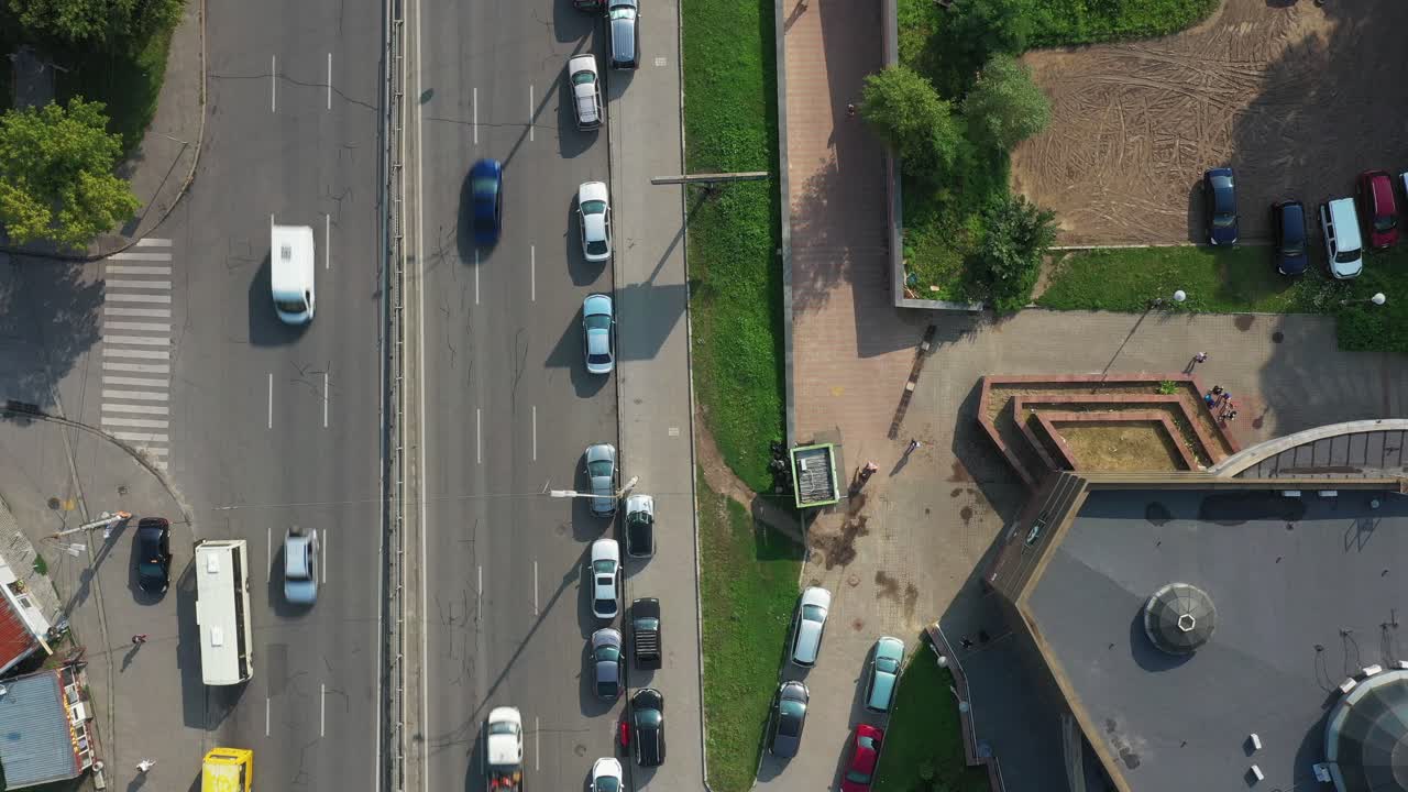 키예프 우크라이나의 옥상 건물 옆 양방향 차선 통근 교통, 최고 샷