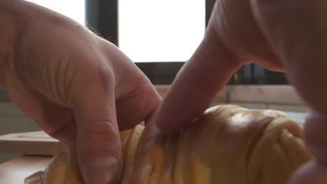 colocando delicioso pan croissant con relleno de jamón en un plato - cierre, cámara lenta