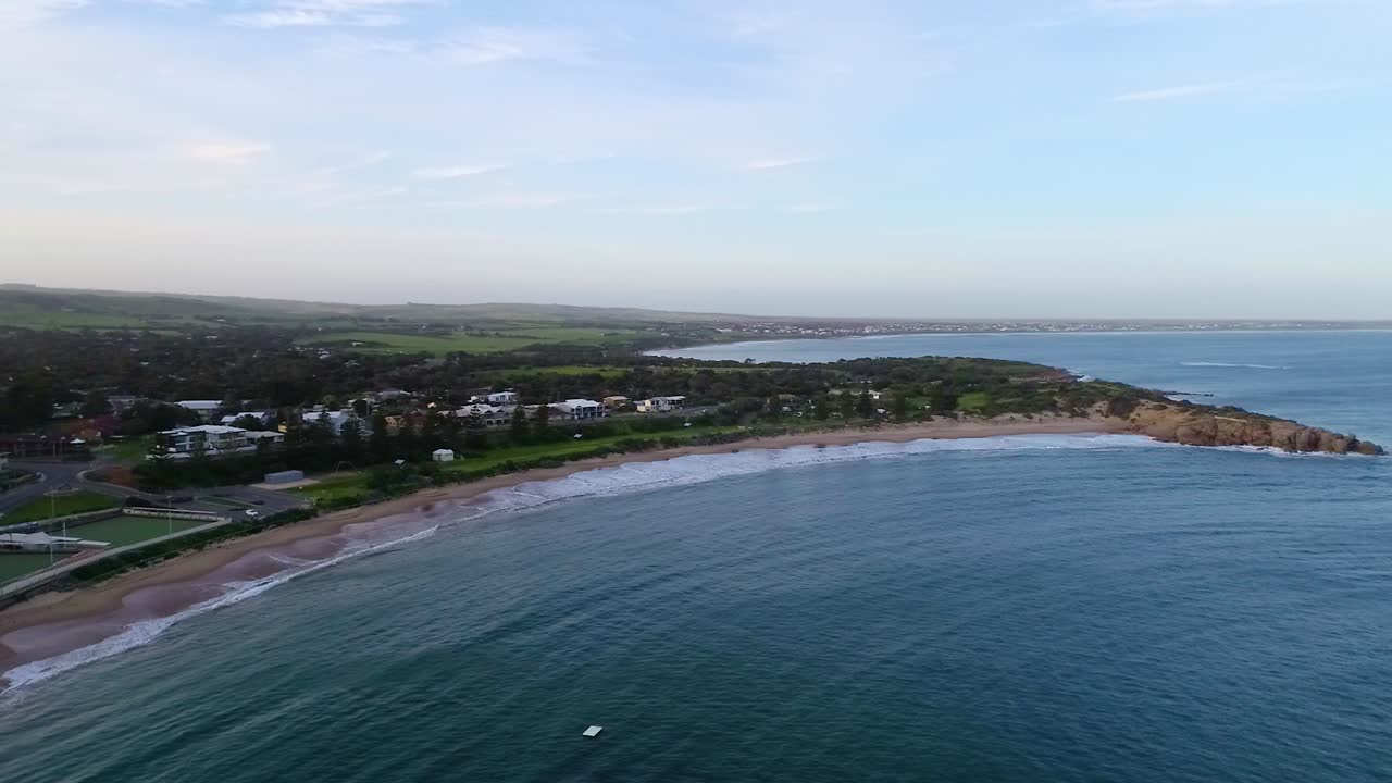mar azul tranquilo que rodea la bahía de herradura durante el día en port elliot cerca del puerto de victor en el sur de australia
