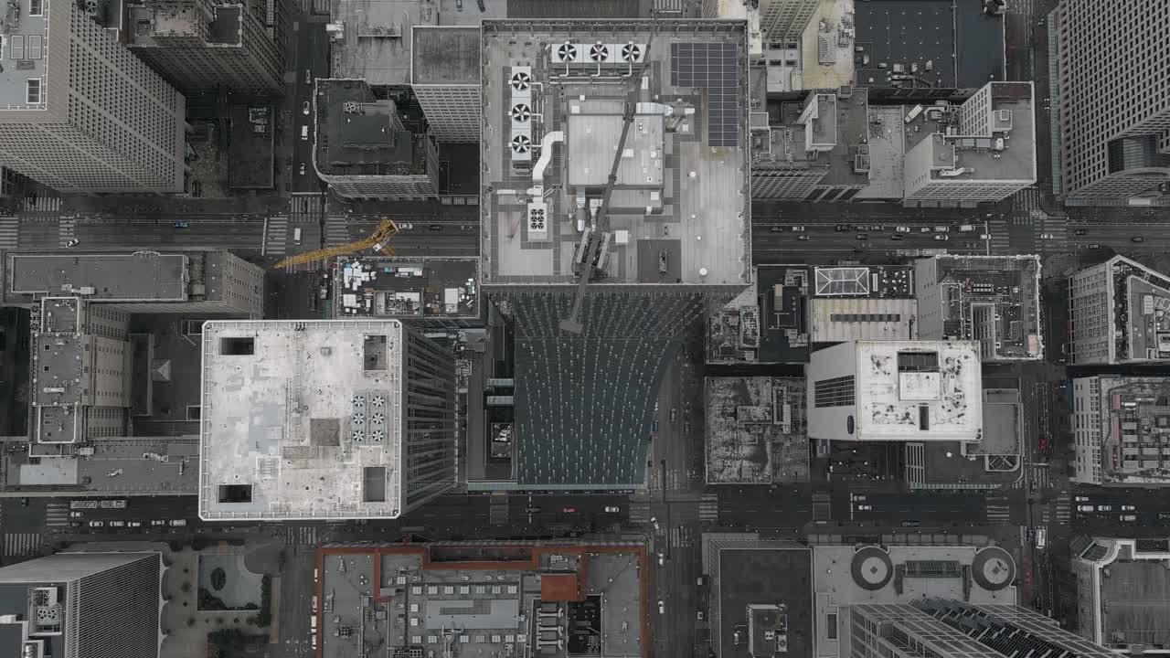 vista aérea de la exclusiva torre cuadrada más lluviosa de seattle en construcción