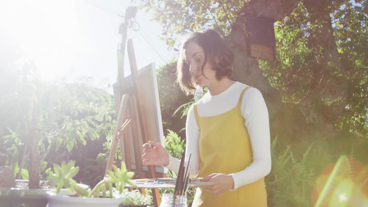 ⁇ 은 정원에서 갈색 머리카락을 그리는 백인 여성