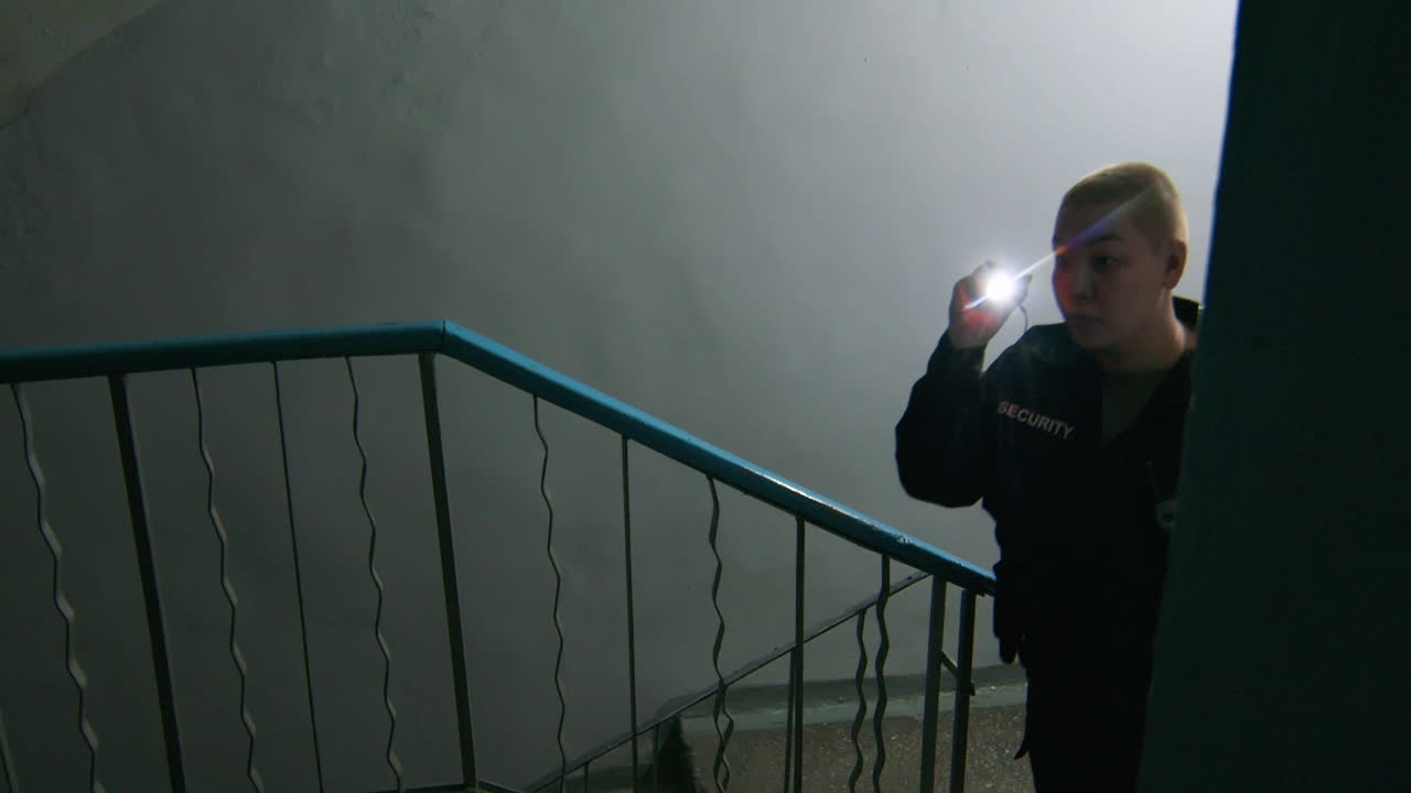 손전등을 들고 있는 여성 안전 경비원