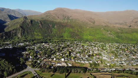 Plano-General-Aéreo-De-Una-Pequeña-Ciudad-Rodeada-De-Montañas