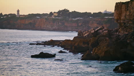por la mañana, la costa rocosa, la vista del paisaje, el viaje tranquilo, la isla antes del amanecer.
