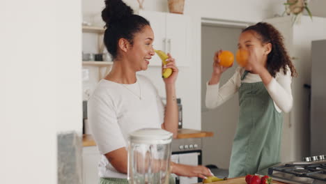 Mutter,-Mädchen-Und-Spielen-Mit-Obst